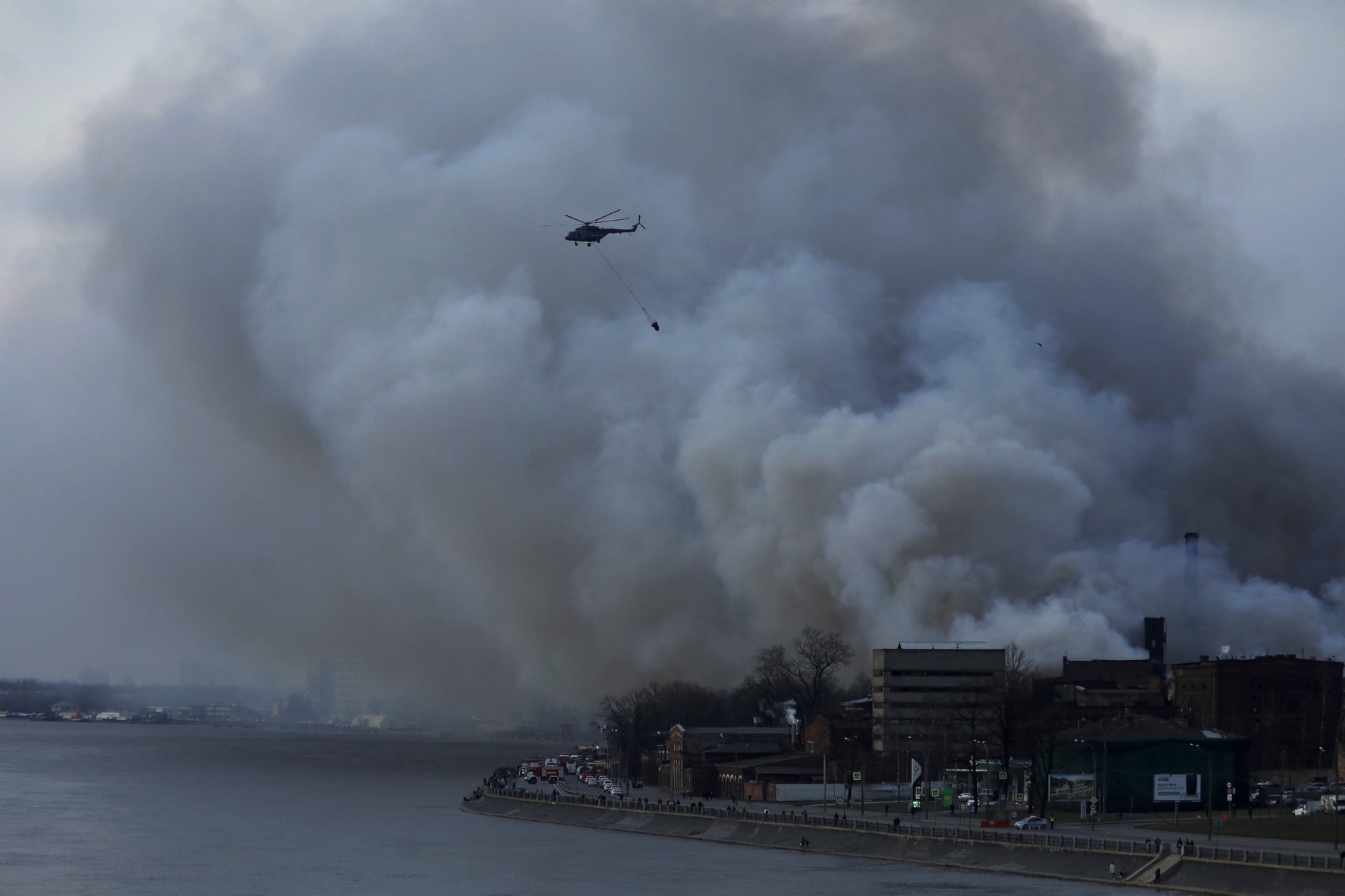 Пожар в здании фабрики `Невская мануфактура` на Октябрьской набережной.