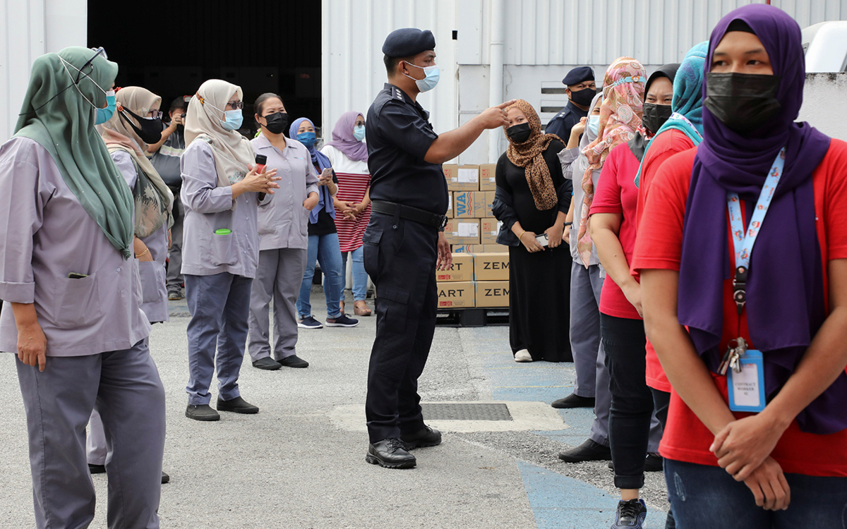 Производители перчаток в Малайзии попросили разрешить им работу в локдаун