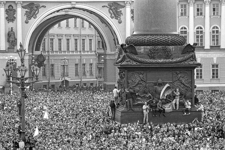Ленинград, 20 августа. Митинг на Дворцовой площади против решения ГКЧП о введении чрезвычайного положения