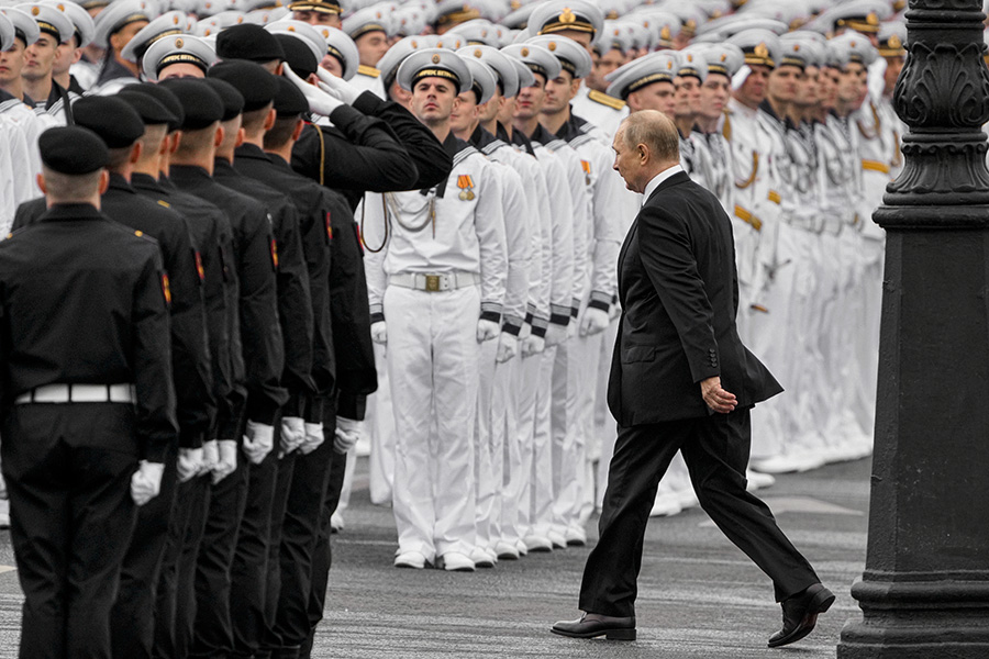 Президент и верховный главнокомандующий Владимир Путин принимает Главный военно-морской парад в Санкт-Петербурге