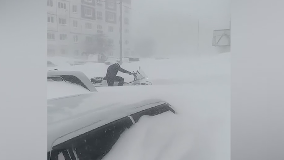 Тоннель в снегу, чтобы выйти из дома: Сахалин завалило сугробами