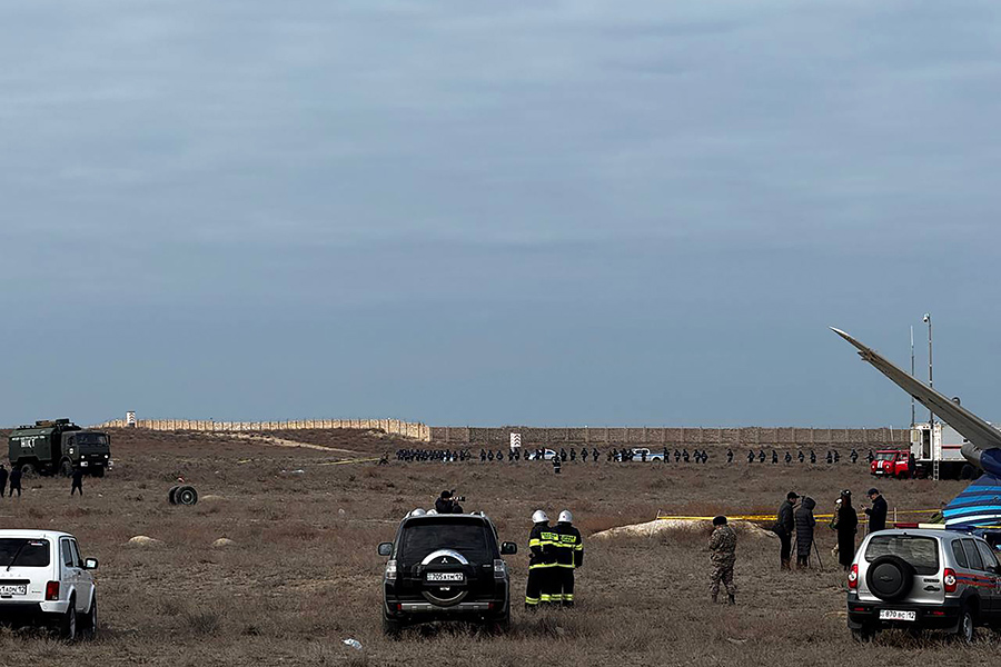 На фото: обломки пассажирского самолета Azerbaijan Airlines (справа).

По поручению президента Казахстана Касым-Жомарта Токаева была создана госкомиссия по расследованию причин авиакатастрофы