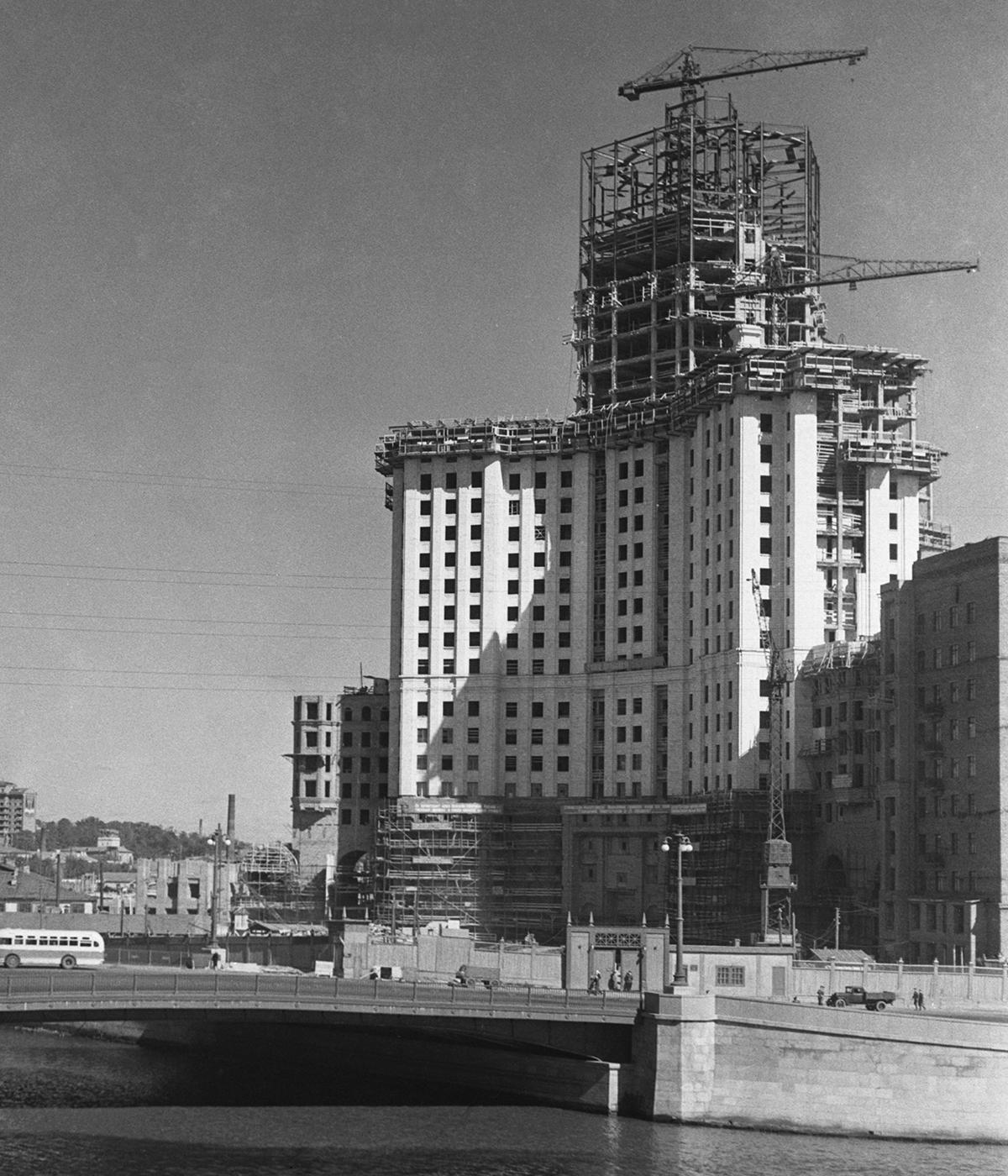 Строительство жилого дома на Котельнической набережной, 1950 год