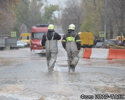 Коммунальщики устраняют последствия потопа в Москве. ВИДЕО