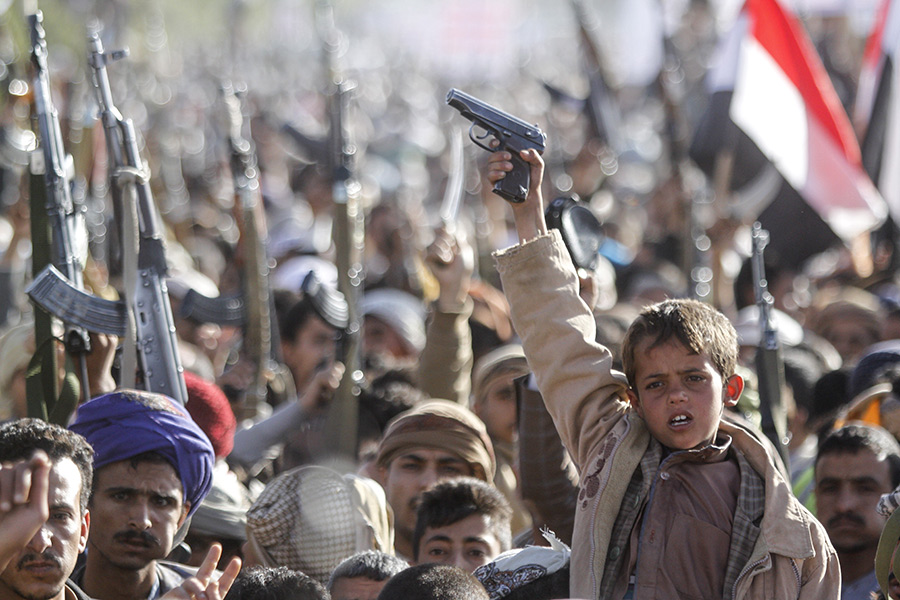 На фото: мальчик, кричащий лозунги с&nbsp;поднятым в&nbsp;воздух пистолетом во&nbsp;время митинга в&nbsp;Сане против&nbsp;поддержки США авиаударов в&nbsp;Саудовской Аравии,&nbsp;19 февраля 2016 года
