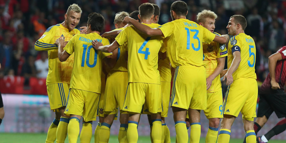 Сборная Украины празднует забитый гол в отборочном матче ЧМ-2018 против Турции
