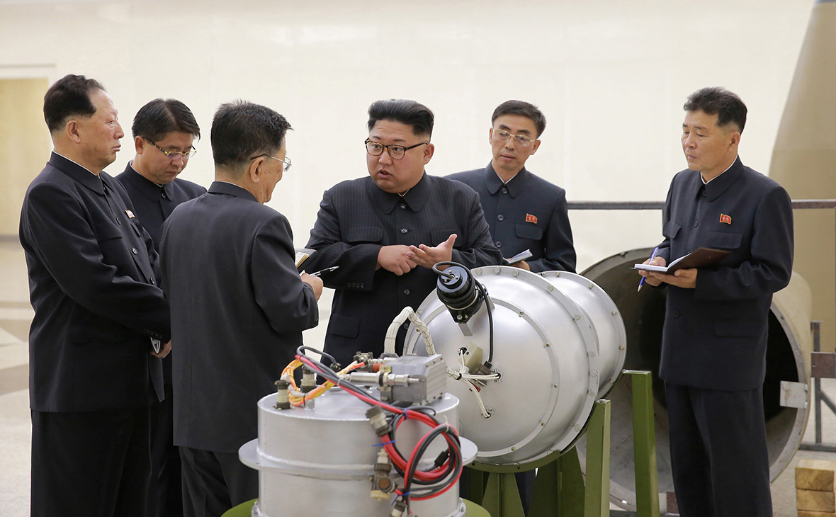 Ким Чен Ын&nbsp;на встрече со специалистами по ядерному оружию


