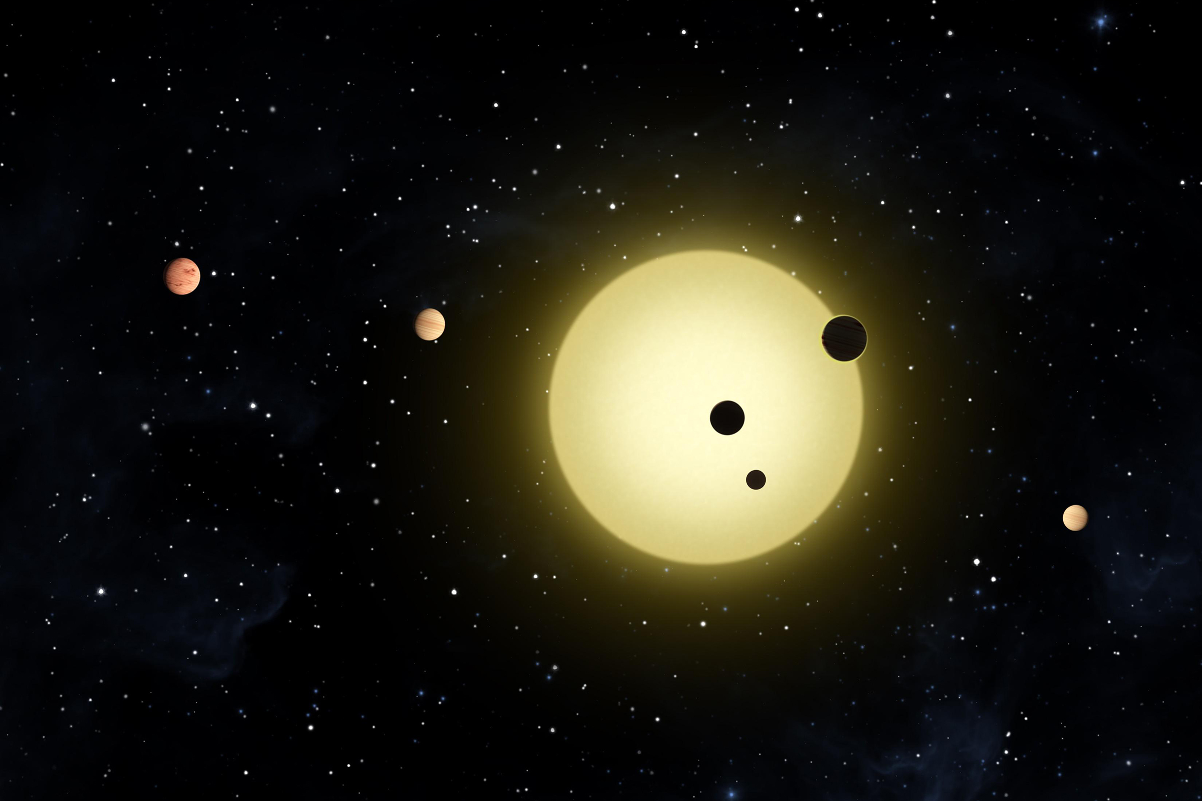 Это первая система, открытая космическим телескопом Kepler в 2011 году. Вокруг звезды вращаются несколько планет, которые названы в алфавитном порядке, начиная с внутренних: b, c, d, e, f, и g. По своим характеристикам звезда Kepler-11 напоминает Солнце и весит 0,961 его массы. Она старше Солнца примерно в два раза.
