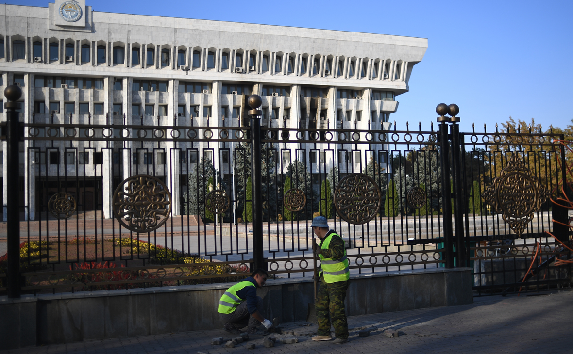 Рабочие восстанавливают плиточное покрытие на тротуаре у Белого дома в Бишкеке
