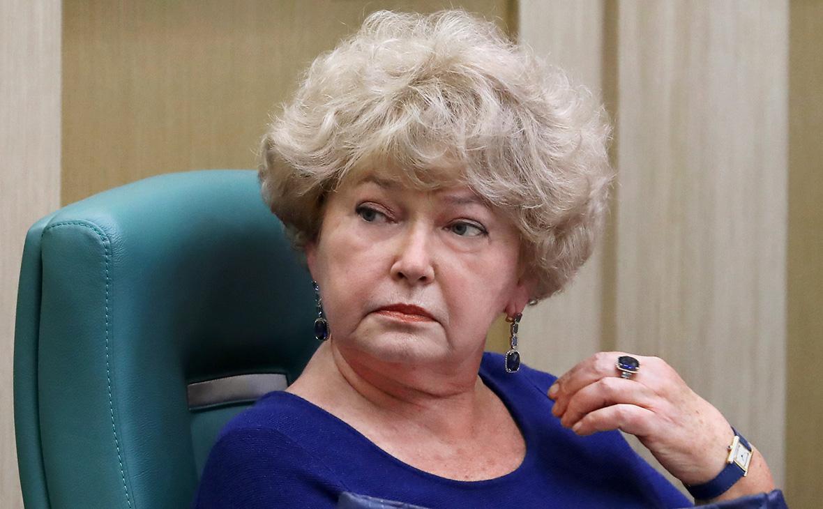 Нарусова назвала фейком информацию об уходе с поста сенатора"/>













