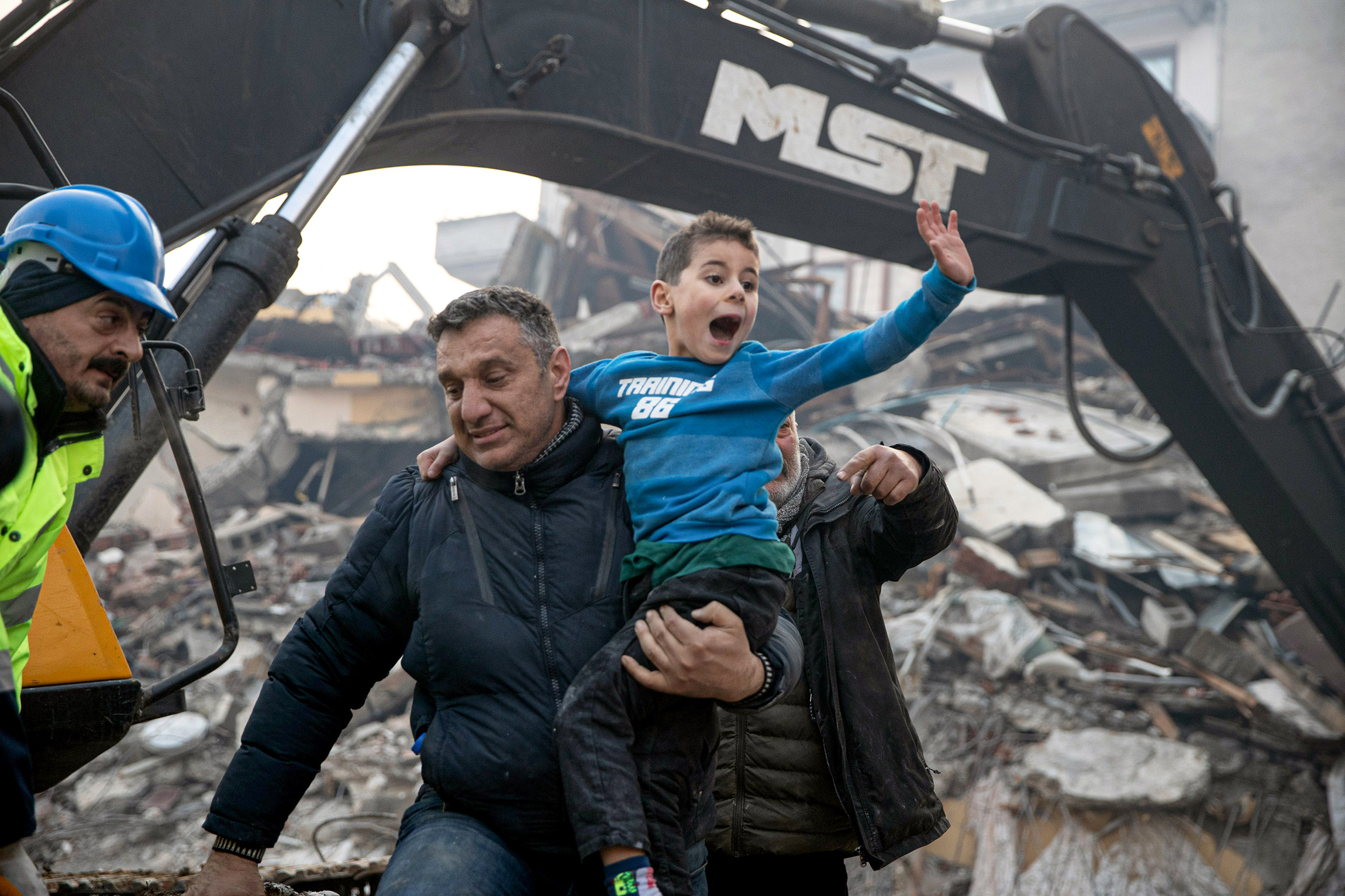 Российские спасатели в Турции. Украинские спасатели в Турции. Спасение из под завалов землетрясения пострадавших Турции.