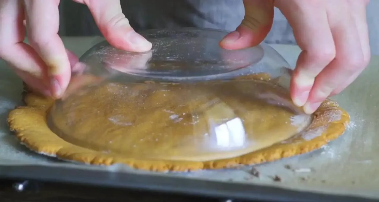 Сделайте круглую форму с помощью тарелки