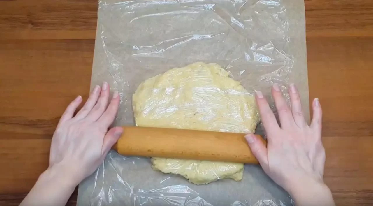 Сделайте пласт теста толщиной 0,5–1 см