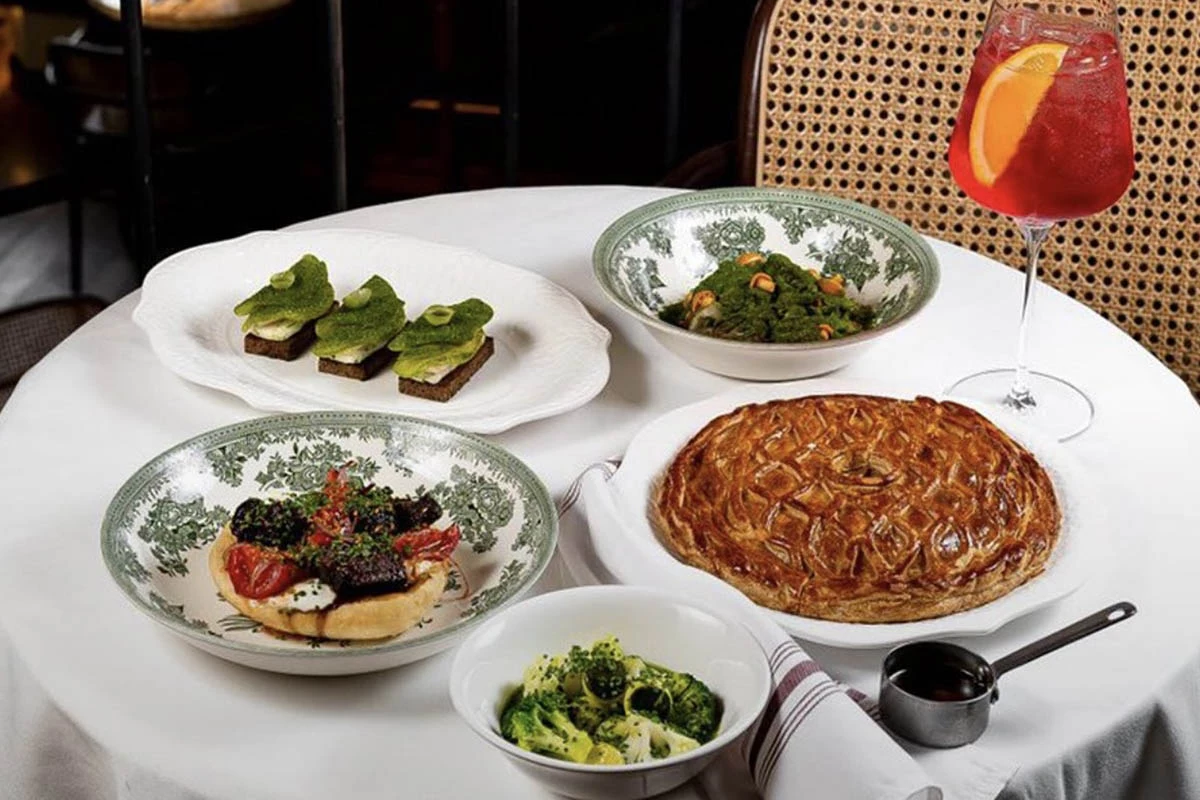 Вектор был задан в Москве в нулевые: в 2005 году стартовал Московский гастрономический фестиваль (МГФ), который заложил принципы, ставшие классикой, — сет-меню в ресторане как визитку шефа, акцент на авторском высказывании и при этом доступную цену сета для гостей