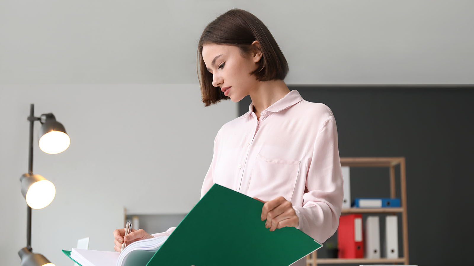 Вот на сколько зарплата у женщин в России меньше, чем у мужчин