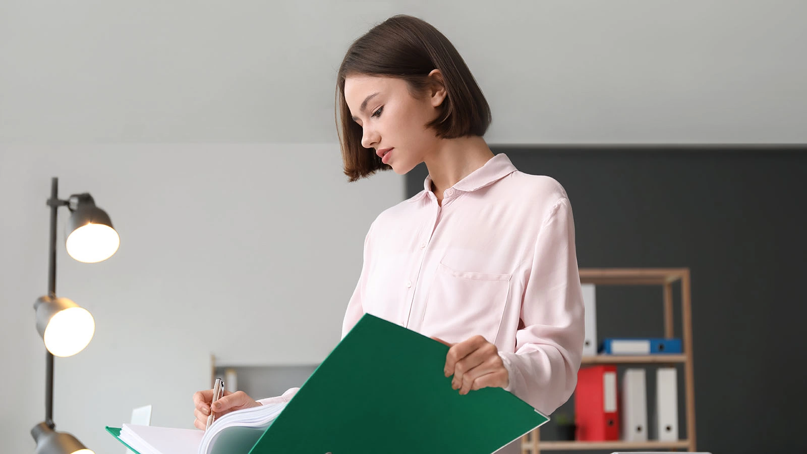 Вот на сколько зарплата у женщин в России меньше, чем у мужчин