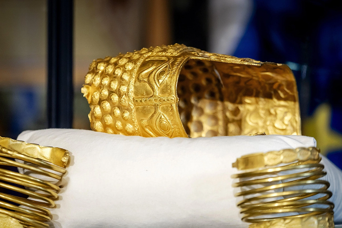 Золотой шлем Коцофенешти и браслеты украденные из Музея Дренте 