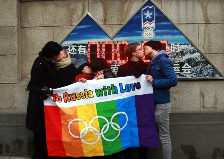 Китайские геи отметили Валентинов день поцелуем для России