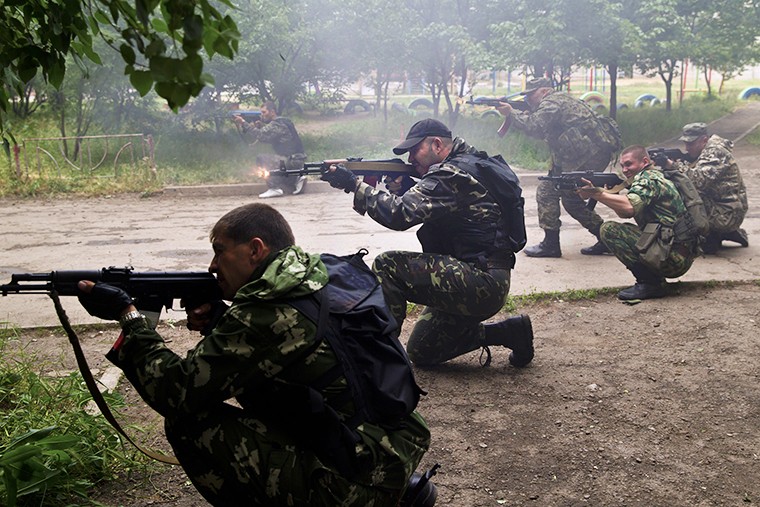 Ополченцы ведут бой с украинскими силовиками на окраине Луганска.