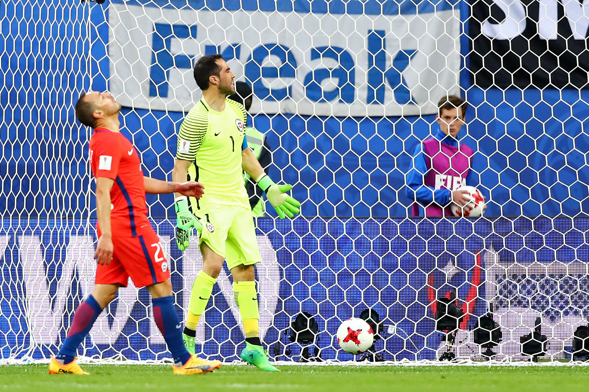 К голу привела ошибка чилийского полузащитника Марсело Диаса (слева) у своей штрафной