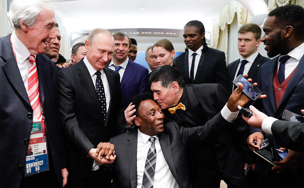 Гордон Бэнкс, Владимир Путин, Пеле, Диего Марадона и Самюэль Это&#39;о (слева направо) перед началом церемонии жеребьевки