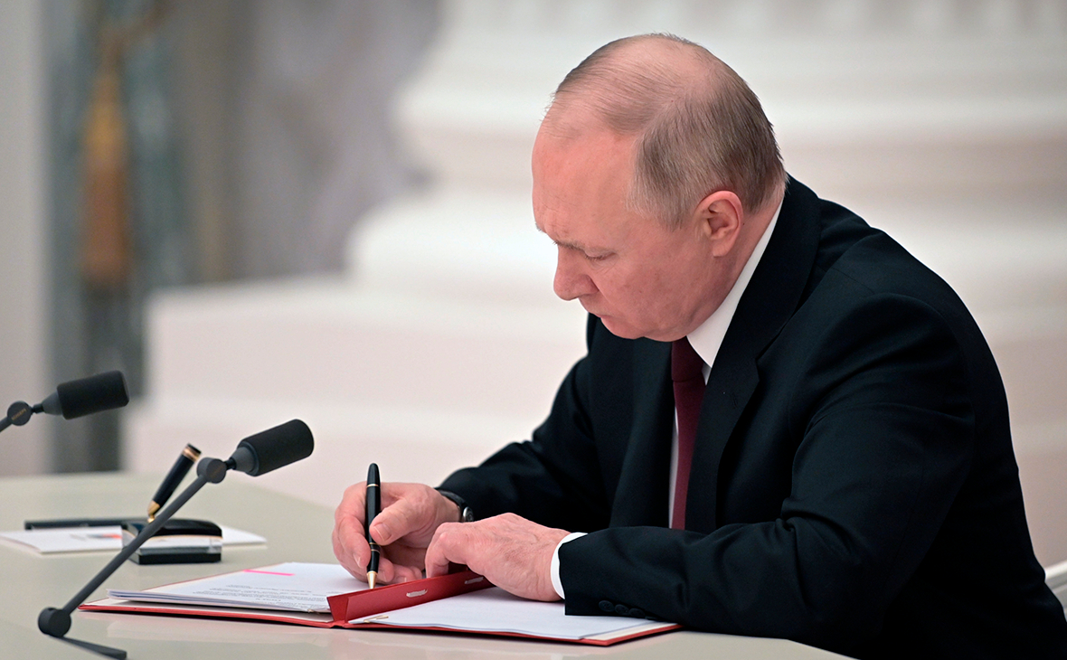 Владимир Путин во время подписания указов о признании ЛНР и ДНР
