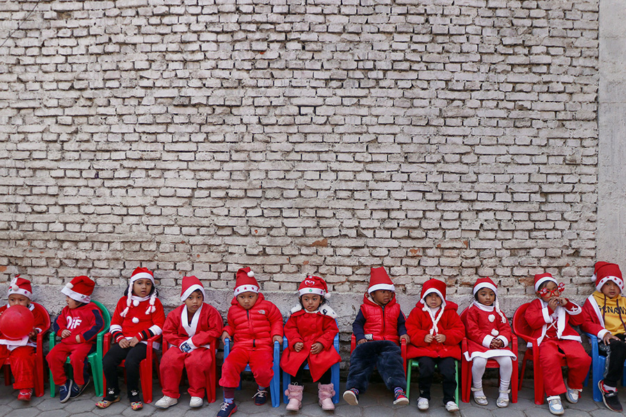 Дети празднуют Рождество в одной из школ Катманду в Непале