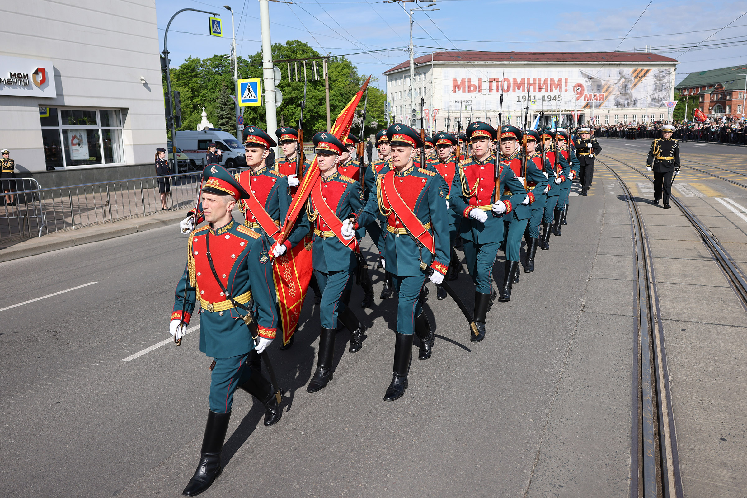 Военнослужащие парадных расчетов на военном параде в Калининграде.