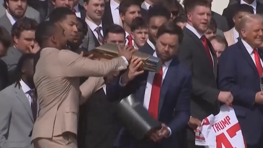 Вэнс уронил и сломал кубок чемпионата по американскому футболу