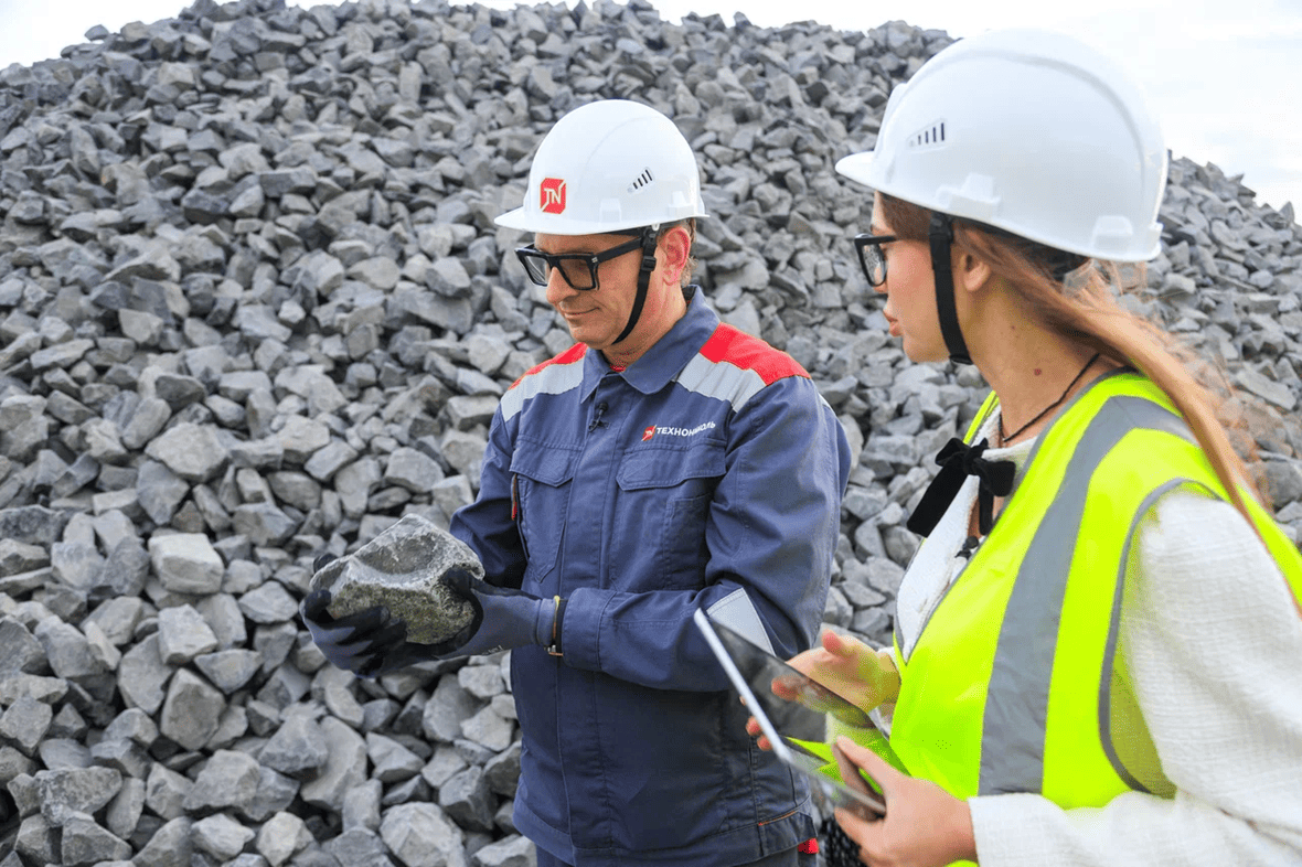 Экскурсию для РБК ТВ Юг по &laquo;Заводу Техно&raquo; в Красном Сулине провел директор Вячеслав Абакунов.


&laquo;Тур де Завод&raquo;&nbsp;&mdash; это масштабный медийно-образовательный проект, целью которого является популяризация промышленного туризма на Юге и Северном Кавказе. Во время туров на ведущие предприятия региона команда проекта создает многоформатный контент, который покажет работу заводов, ферм и фабрик изнутри, расскажет истории их создателей и сотрудников, а также простимулирует интерес к ним со стороны туристов, инвесторов и потенциальных работников.
