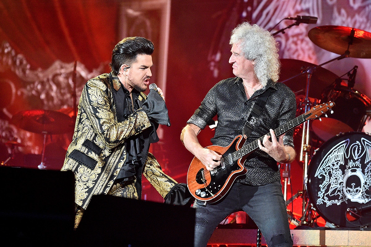Адам Ламберт и Брайан Мэй из группы Queen выступают на сцене, 2019 год