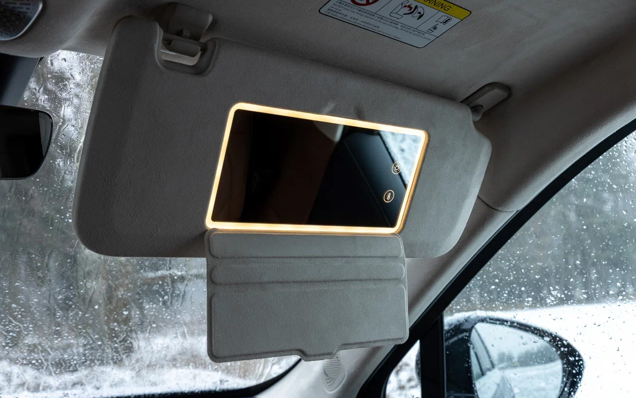 Контурная подсветка зеркал в противосолнечных козырьках&nbsp;Voyah Taishan регулируется как по яркости, так и по цветовой температуре