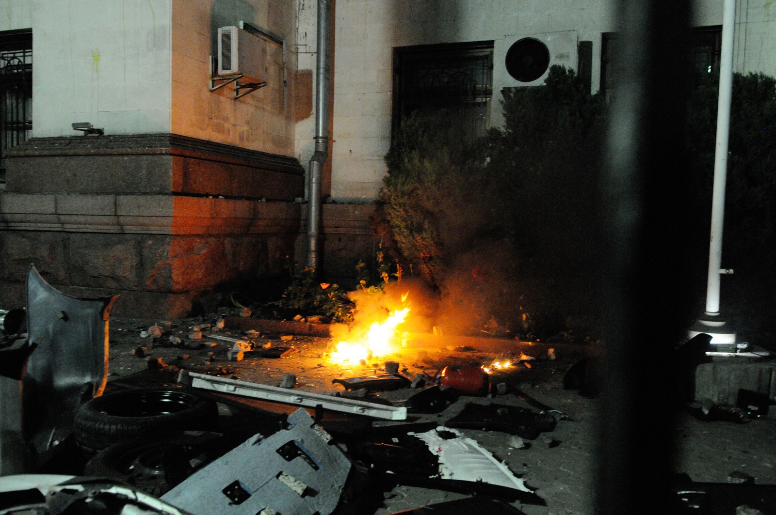 Пожар во дворе посольства России в Киеве, после акции сторонников националистических организаций 14 июня.