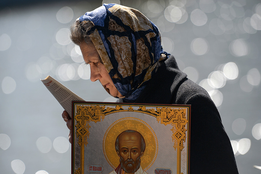 Женщина в очереди у храма Христа Спасителя в Москве