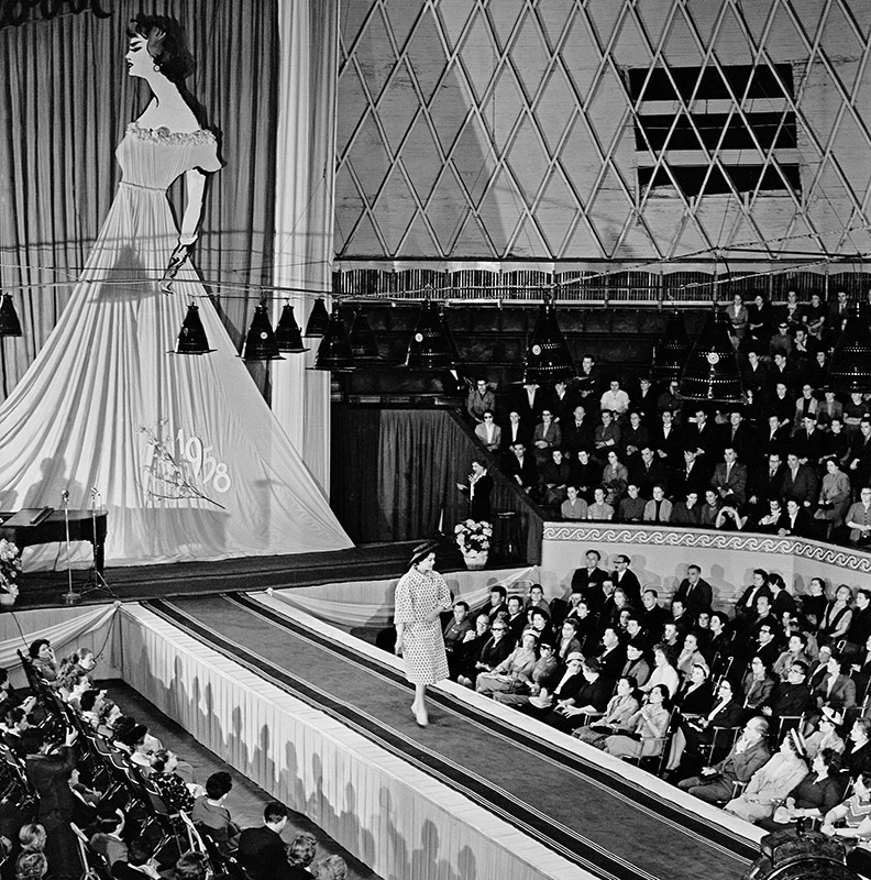 Демонстрация моделей одежды во Дворце спорта &laquo;Крылья Советов&raquo; на Ленинградском проспекте в Москве, 1958 год