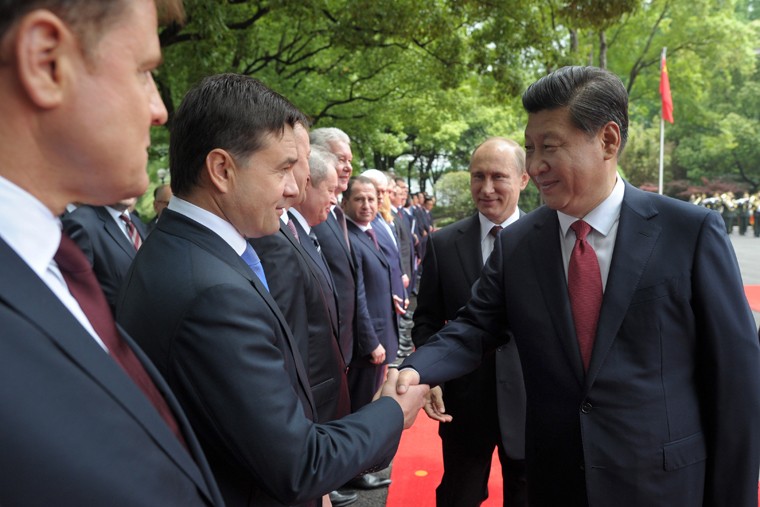 Рукопожатие губернатора Московской области Андрея Воробьева и председателя КНР Си Цзиньпина
