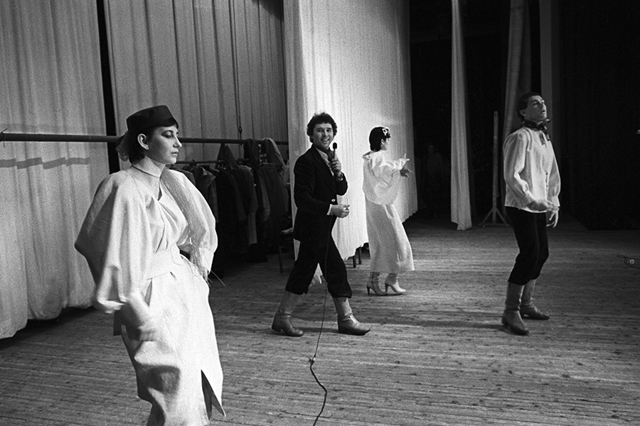 <p>Вячеслав Зайцев (в центре) на демонстрации своих новых моделей одежды в театре &laquo;Современник&raquo;. 1977 год</p>