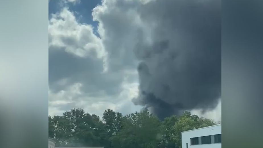 Жителей Берлина предупредили о токсичном облаке из-за пожара на заводе
