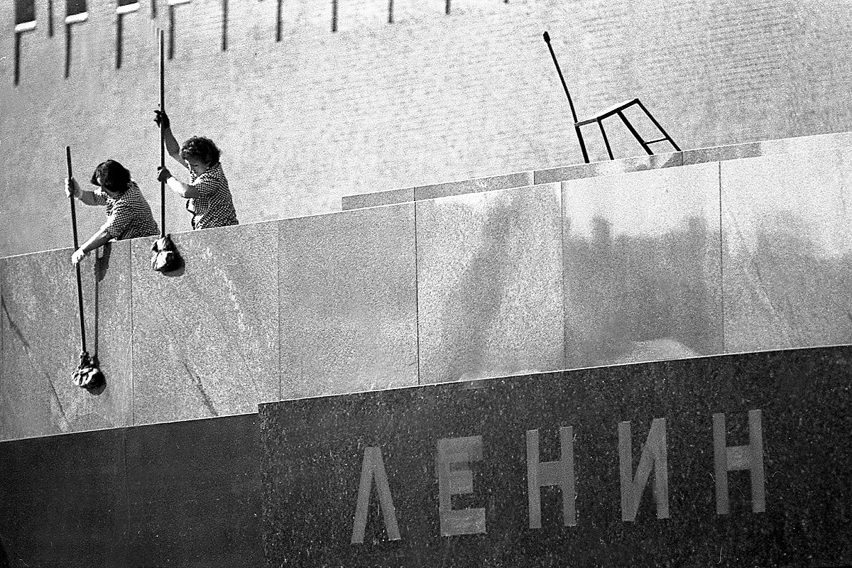 Уборщицы моют гранитный фасад Мавзолея Ленина. 1970 год