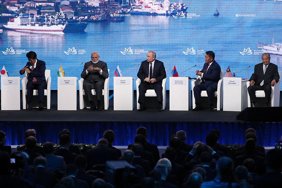 Синдзо Абэ, Нарендра Моди, Владимир Путин, Халтмаагийн Баттулга и&nbsp;Махатхир Мохамад (слева направо) во время пленарного заседания в рамках V Восточного экономического форума, 2019 год