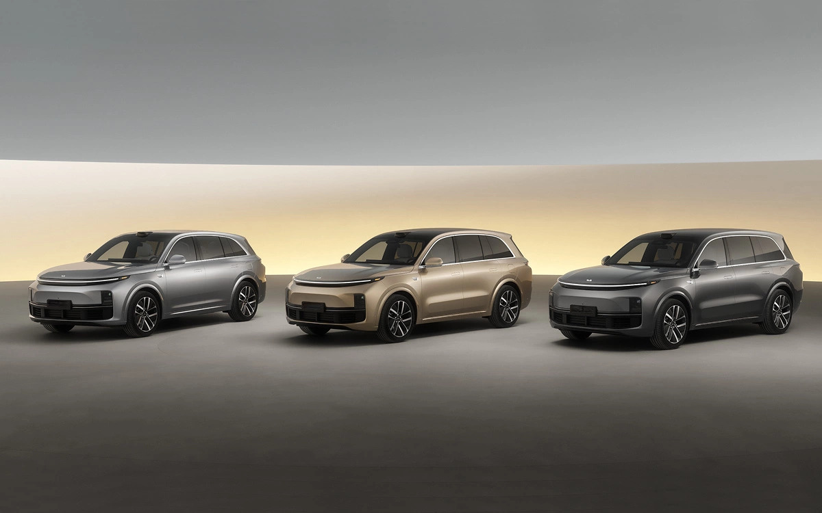 Марка Li Auto выходит на рынок официально. На выбор &mdash; три гибридных кроссовера: L6, L7 и L9. Автомобили наконец-то обзаведутся заводской гарантией &mdash; три года или 100 тыс. км пробега. А еще они получат адаптированный мастер-аккаунт со слотом для российской SIM-карты.