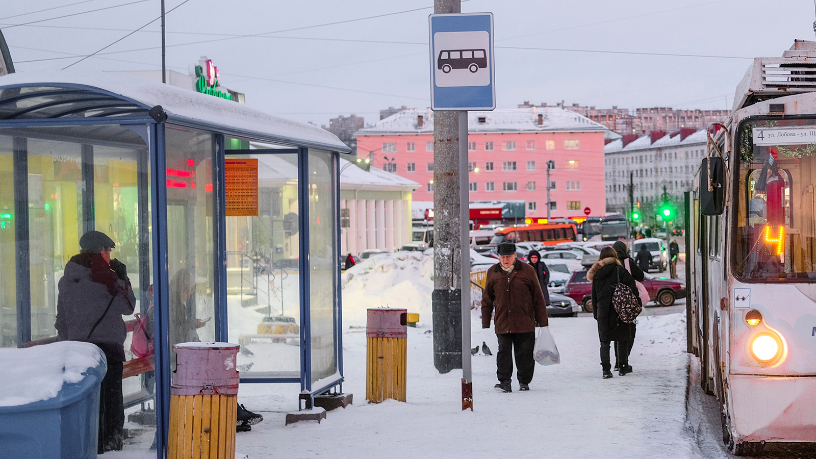Госдума приняла закон о запрете продажи табака и вейпов на остановках