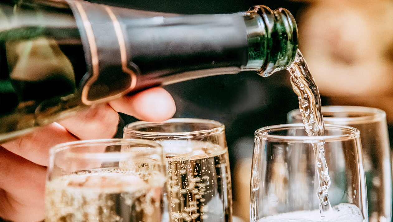 Пассажиров застрявшего во льдах лайнера успокоили шампанским