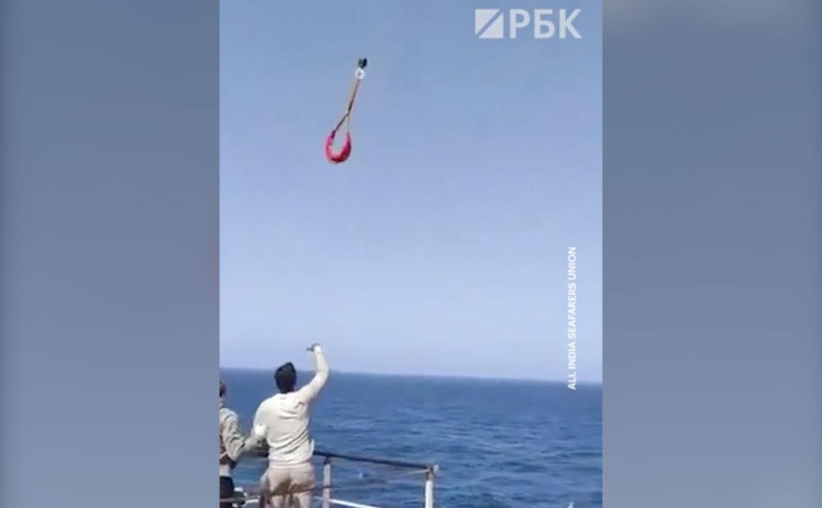 Моряков с атакованного у берегов Омана танкера эва