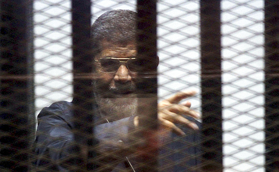 Экс-президент Египта Мохаммед Мурси во время заседания суда
 Архивное фото