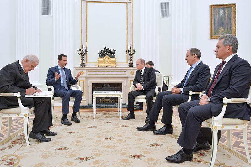 Президент Сирии Башар Асад (второй слева) и&nbsp;президент РФ Владимир Путин (третий справа) во&nbsp;время встречи в&nbsp;Кремле. Справа налево&nbsp;&mdash;&nbsp;министр обороны РФ Сергей Шойгу, министр иностранных дел РФ Сергей Лавров