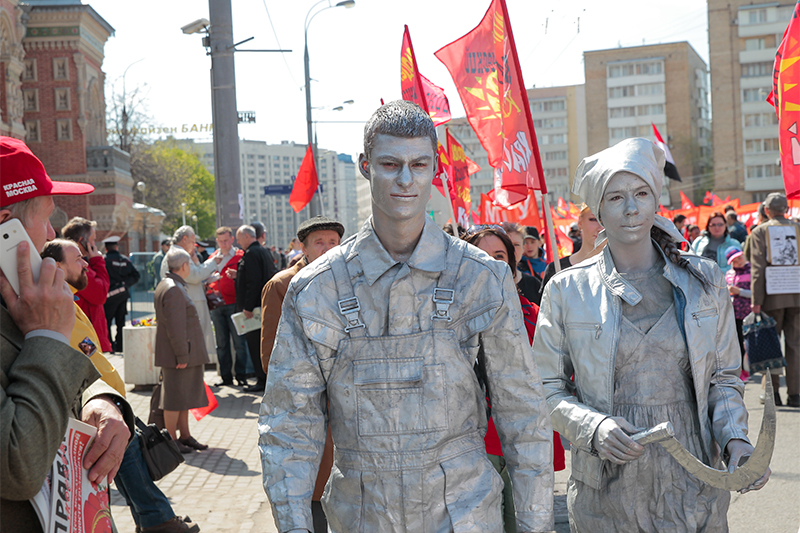 Партийная молодежь старалась творчески подходить к демонстрации и к своему в ней участию, обыгрывая образы из советского прошлого.&nbsp;