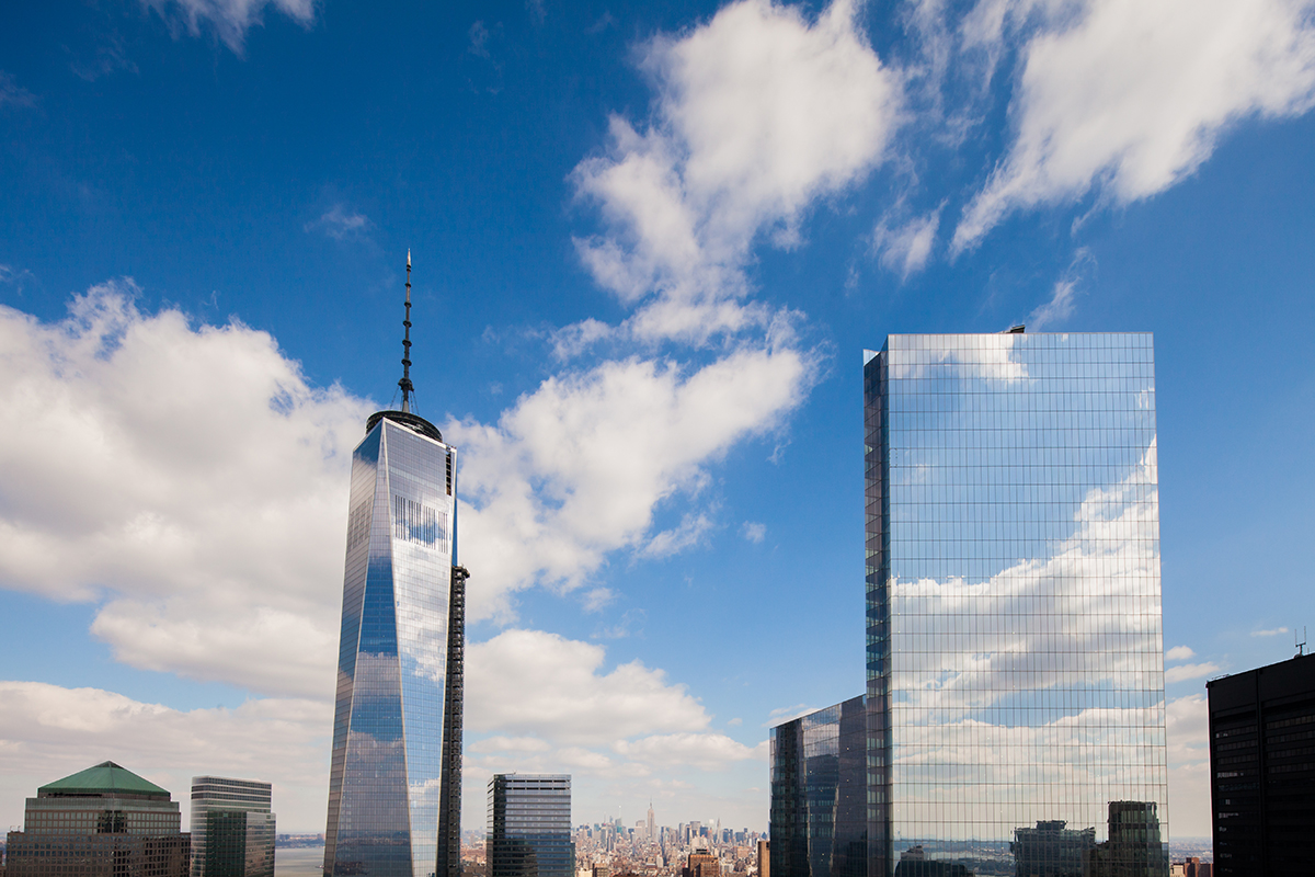 Слева &mdash; самое высокое сооружение&nbsp;США, One World Trade Center, справа&nbsp;&mdash;&nbsp;небоскреб Фумихико Маки
