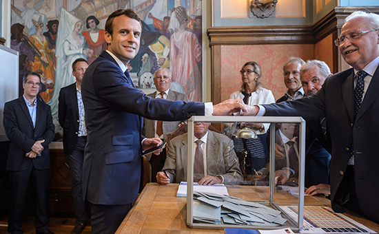 Эмманюэль Макрон голосует в первом туре парламентских выборов во Франции. 11 июня 2017 года


