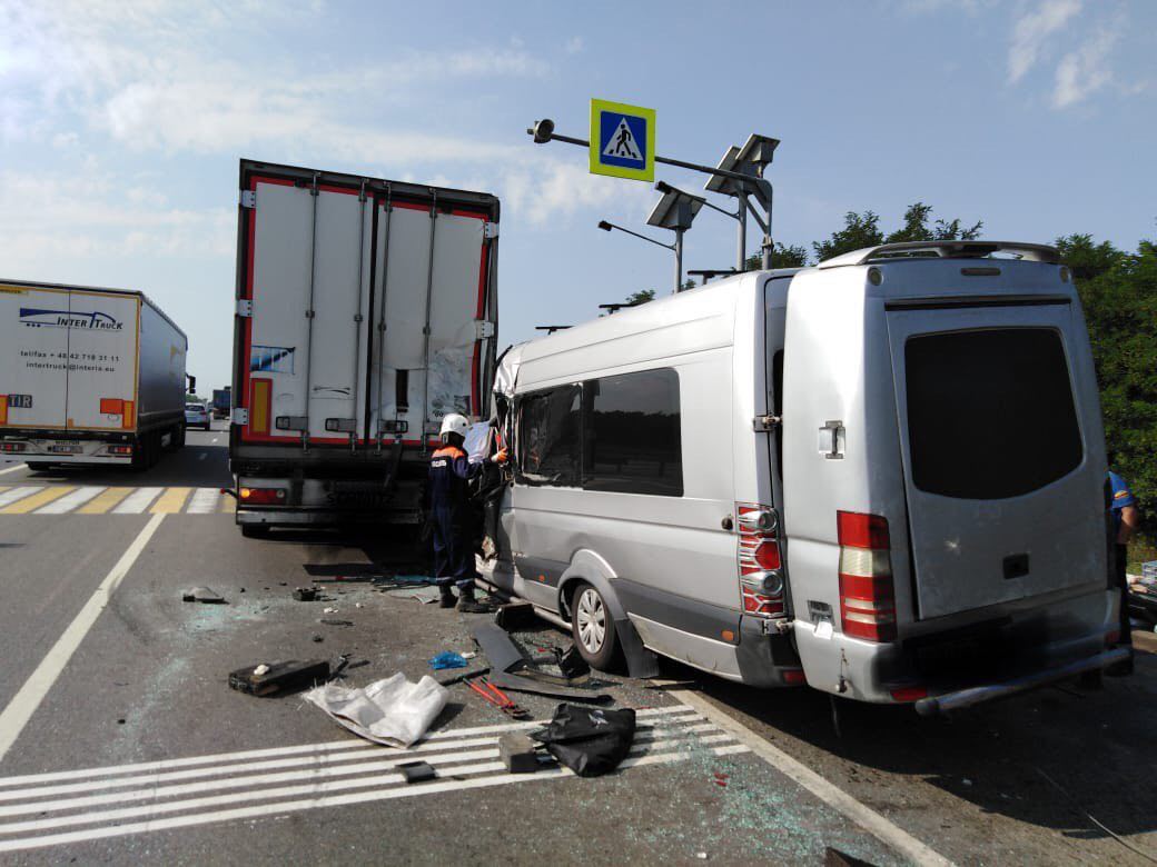 В РО в столкновении микроавтобуса и грузовика погибли два человека
